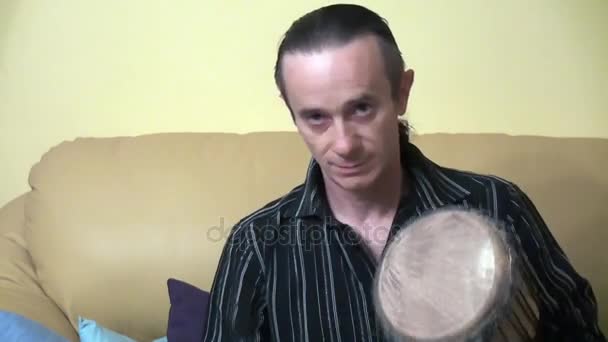 Músico Toca Bateria Tribal Casa — Vídeo de Stock