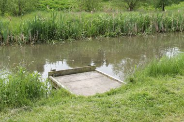 Ahşap balıkçılık platformu.