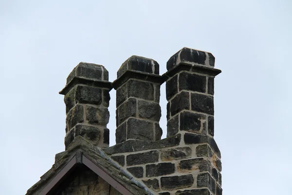 Drie stenen schoorstenen. — Stockfoto