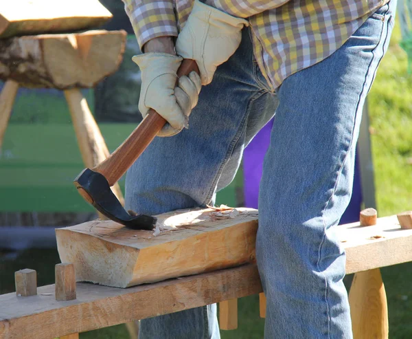 Lavoratore artigiano del legno . — Foto Stock