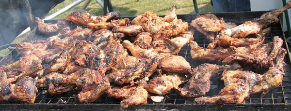 Cozinhar frango ao ar livre . — Fotografia de Stock