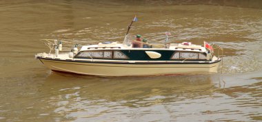 Radyo kontrollü tekne.