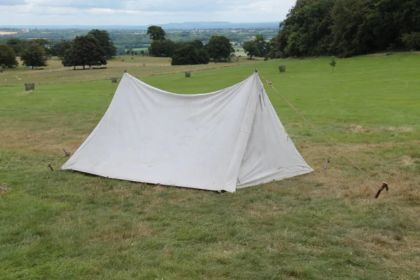 Mały biały namiot. — Zdjęcie stockowe