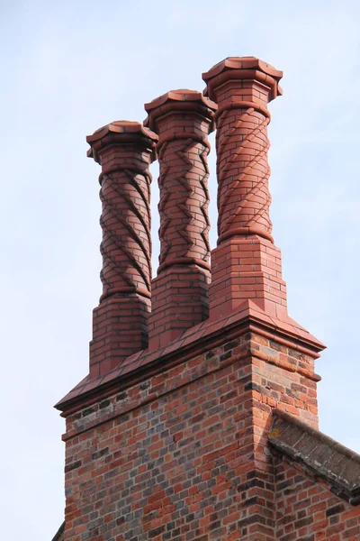 Chimeneas de ladrillo ornamentales . — Foto de Stock