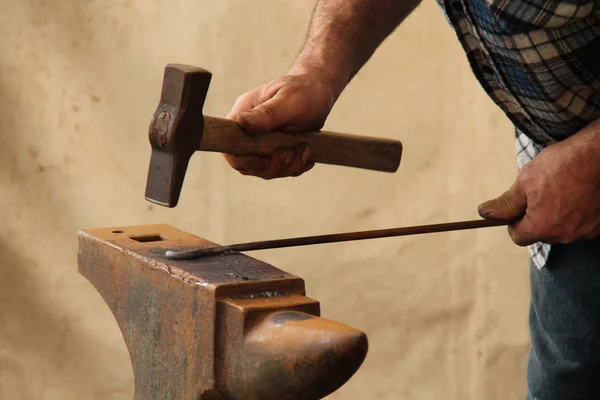 Lavoro del martello del fabbro . — Foto Stock