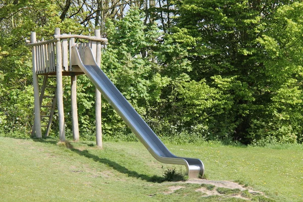 금속 놀이터 슬라이드. — 스톡 사진