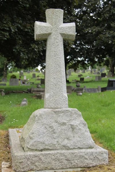 Cruz de pedra em um Plinth . — Fotografia de Stock