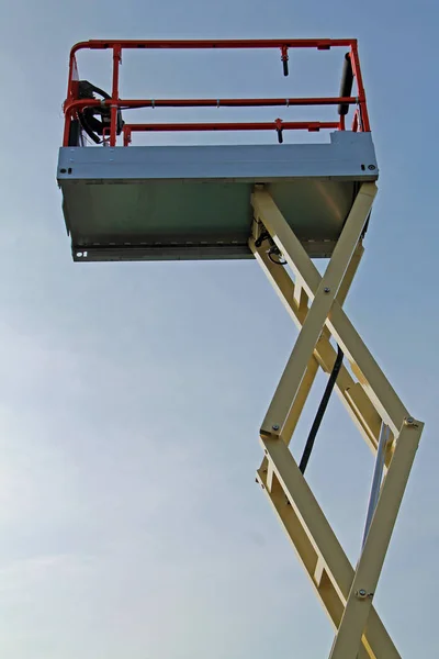 液压升降机的升降臂和平台保持架 — 图库照片