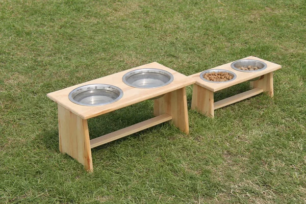 一组狗的喂养和饮水碗 — 图库照片