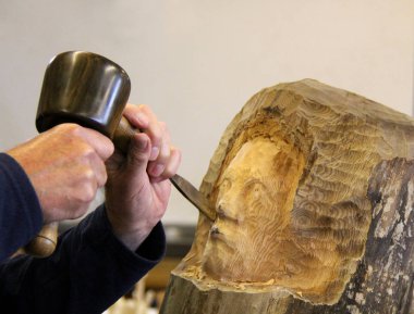 Büyük bir tahta parçası bir yüz çizdiğin bir usta.