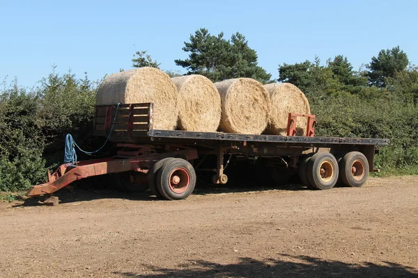 干し草の俵 農場のフラット ベッド トレーラー — ストック写真