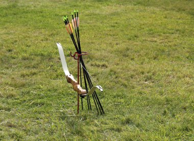 Okçuluk yay ve ok tutan bir Stand.