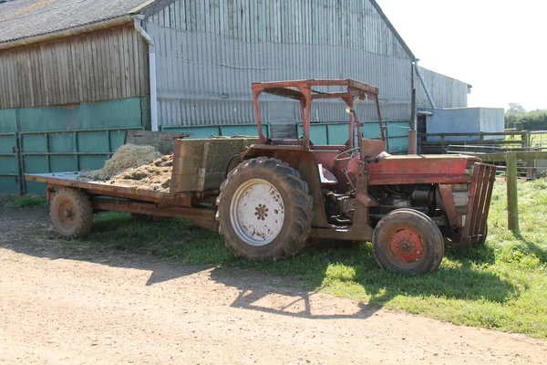 Ročník Rusty Traktor Fungující Zemědělská Farma — Stock fotografie