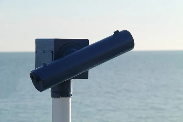 海滨度假胜地的一台强大的公共望远镜 — 图库照片