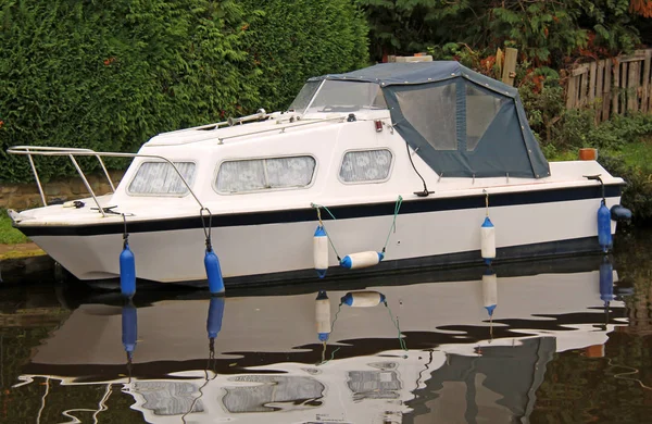 Ein Luxuriöses Flusskreuzfahrtboot Das Auf Einem Kanal Festgemacht Hat — Stockfoto