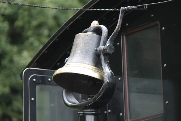 Une Cloche Métallique Laiton Sur Moteur Train Vapeur Vintage — Photo