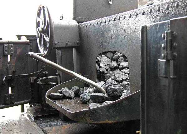 Bir Kürek Bir Vintage Tren Buhar Motoru Kömür — Stok fotoğraf