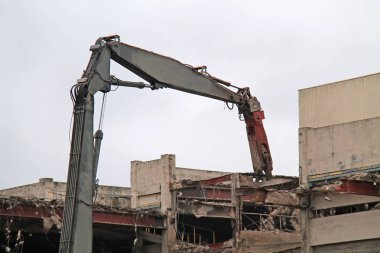 Bir binanın çekerek bir püskürtücü makine çelik kiriş.