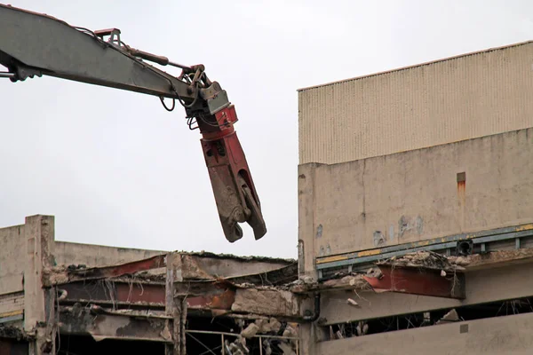 Una Grúa Pulverizadora Trabajando Una Demolición Edificios —  Fotos de Stock