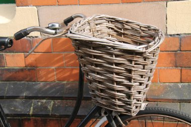 Vintage Ladies Bisikletinin Wicker Alışveriş Sepeti.