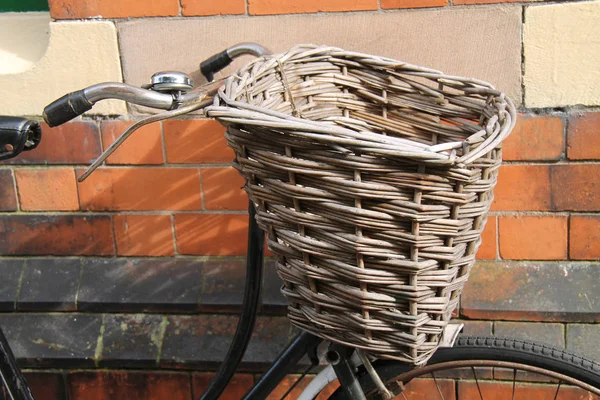 Cesta Compras Vime Uma Bicicleta Senhoras Vintage — Fotografia de Stock