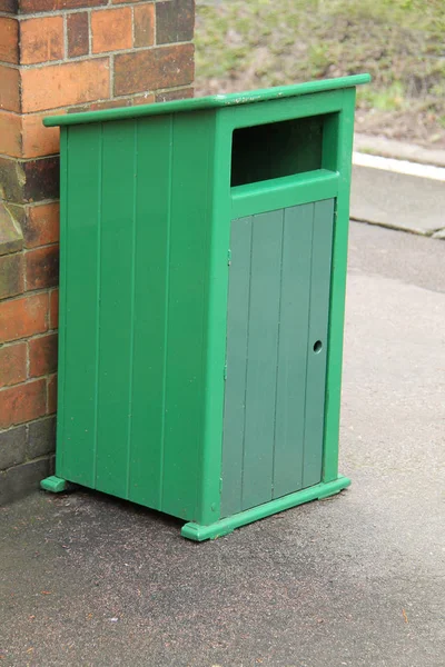 铁路月台上的一个绿色木制垃圾箱 — 图库照片