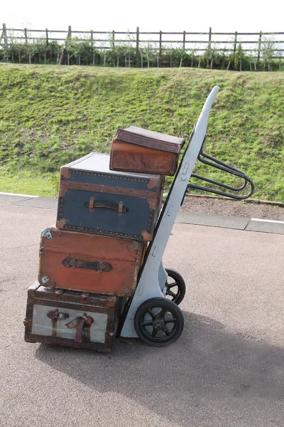 经典麻袋推车上的复古运输行李 — 图库照片