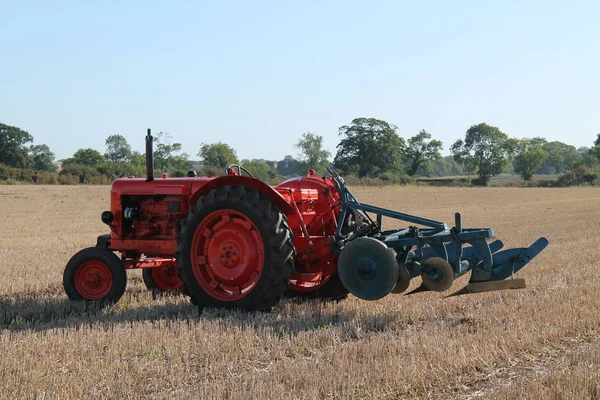 Tracteur Une Charrue Vintage Dans Champ Agricole — Photo