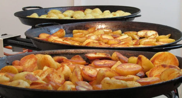 Três Grandes Panelas Cozimento Batatas Assadas Hora — Fotografia de Stock