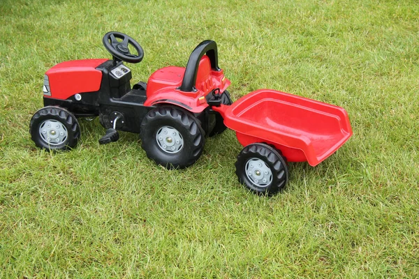Childs Ride Plastic Toy Tractor Met Een Aanhangwagen — Stockfoto