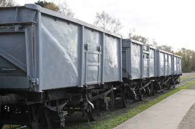 Dört Vintage Açık Üst Demiryolu Yük Arabaları.