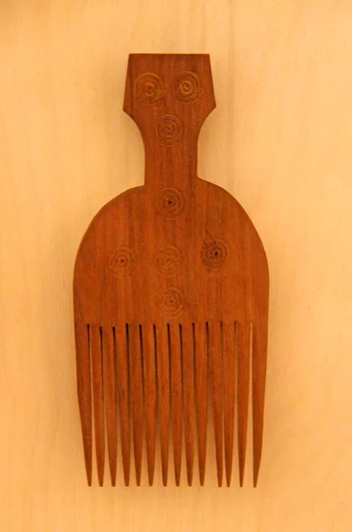 伝統的なアフリカの伝統的な木製の髪の櫛 — ストック写真