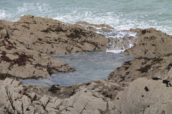 海岸岩プールに流れる海の水 — ストック写真