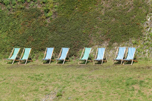 Une Collection Chaises Longues Lors Une Journée Ensoleillée — Photo