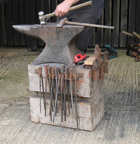 铁匠用铁锤在铁锤上工作 — 图库照片