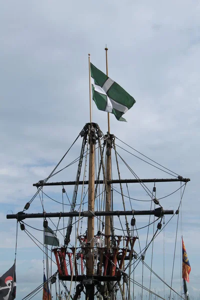 Gli Alberi Bandiere Una Barca Vela Pirata Replica — Foto Stock