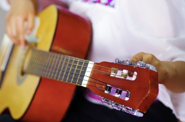 Güzel akustik gitar Closeup boyun oturan kadın tarafından ayarlanan olmak, müzisyen kavramı