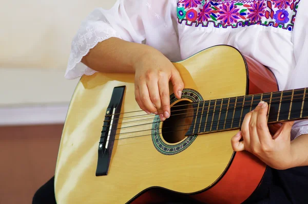 Closeup bela guitarra acústica sendo tocada por mulher hispânica sentada, conceito músico — Fotografia de Stock