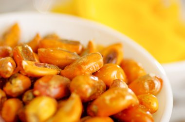 Lezzetli kızarmış chochos, yukarıda da görüleceği gibi Güney Amerika özel yan aperatif, küçük beyaz kase