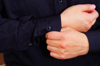 Closeup mans kol takım elbise giyiyor, elleri kullanarak kol düğmeleri ayarlama, erkekler kavramı giyinmiş alıyorum