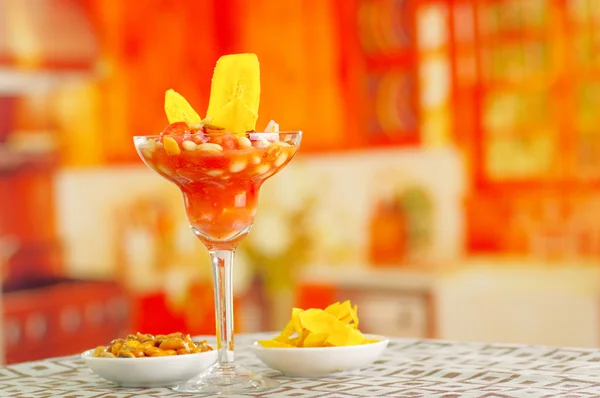 Traditional ecuadorian cold tomato based dish with chochos, onions and banana chips, elegant restaurant presentation — Stock Photo, Image