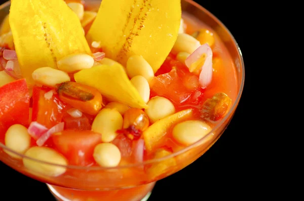 Geleneksel Ekvador soğuk domates chochos, soğan ve muz patates kızartması, zarif restoran tanıtımı ile yemek tabanlı — Stok fotoğraf