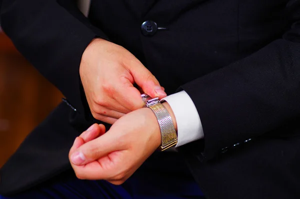 Closeup επανδρώνει βραχίονα φορώντας κοστούμι, προσαρμογή ασημένια καρπό ρολόι χρησιμοποιώντας χέρια, άνδρες πάρει ντυμένος έννοια — Φωτογραφία Αρχείου