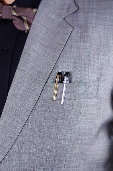 Primer plano de la zona del pecho de los hombres con traje formal y corbata, dos bolígrafos que sobresalen del bolsillo de la chaqueta, los hombres que se visten concepto —  Fotos de Stock