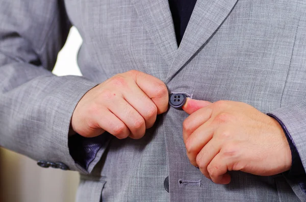 Closeup mans borst gebied dragen formele pak en stropdas, jas knoppen met behulp van handen, mannen krijgen gekleed concept aan te passen — Stockfoto