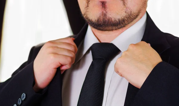 Closeup mans zona petto indossando abito formale e cravatta, regolazione collo giacca con le mani, gli uomini ottenere concetto vestito — Foto Stock