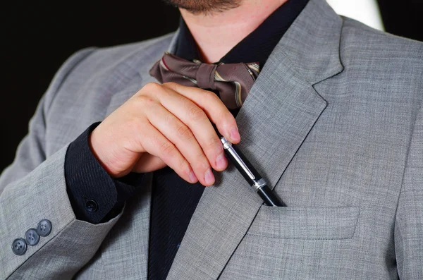 フォーマルなスーツとネクタイを着用したクローズアップマンズチェストエリア、ジャケットポケットにペンを入れ、男性は服を着るコンセプト — ストック写真