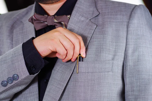 Зона грудей крупним планом в офіційному костюмі і краватці, розміщуючи ручку в кишені куртки, чоловіки одягаються концепції — стокове фото
