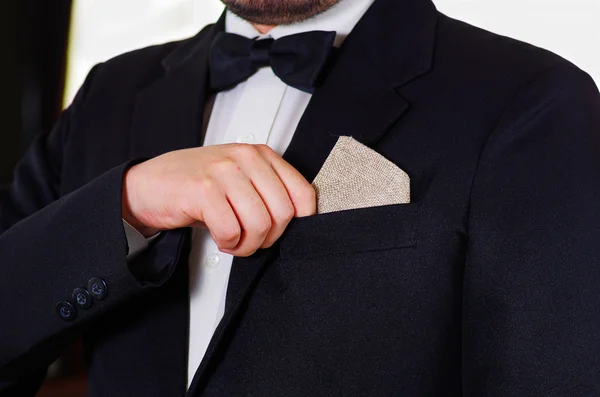 Primer plano mans área del pecho con traje formal y corbata, la colocación de una pequeña botella de licor en el bolsillo de la chaqueta, los hombres que se visten concepto —  Fotos de Stock
