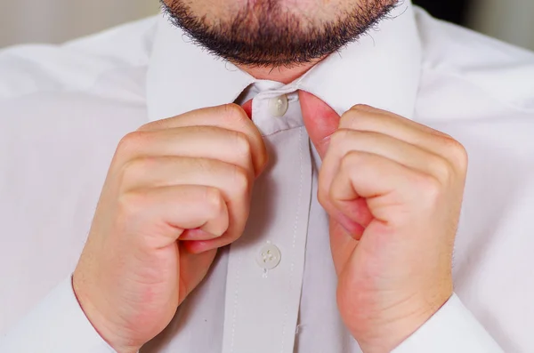 Крупный план человек грудь носить белую рубашку, галстук с помощью рук, лицо частично видно, мужчины одеваются концепции — стоковое фото